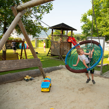Harmls_Sommer_Spielplatz Schaukel