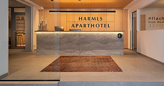 Rezeption Harmls Aparthotel Eingang Willkommen Anreise Hotel in Flachau in Österreich