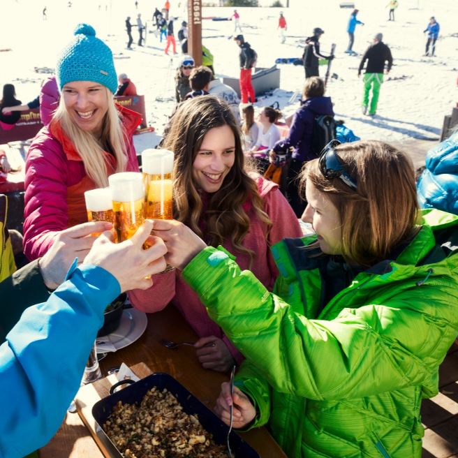 geselligwinter_apresski_party_damen_bier